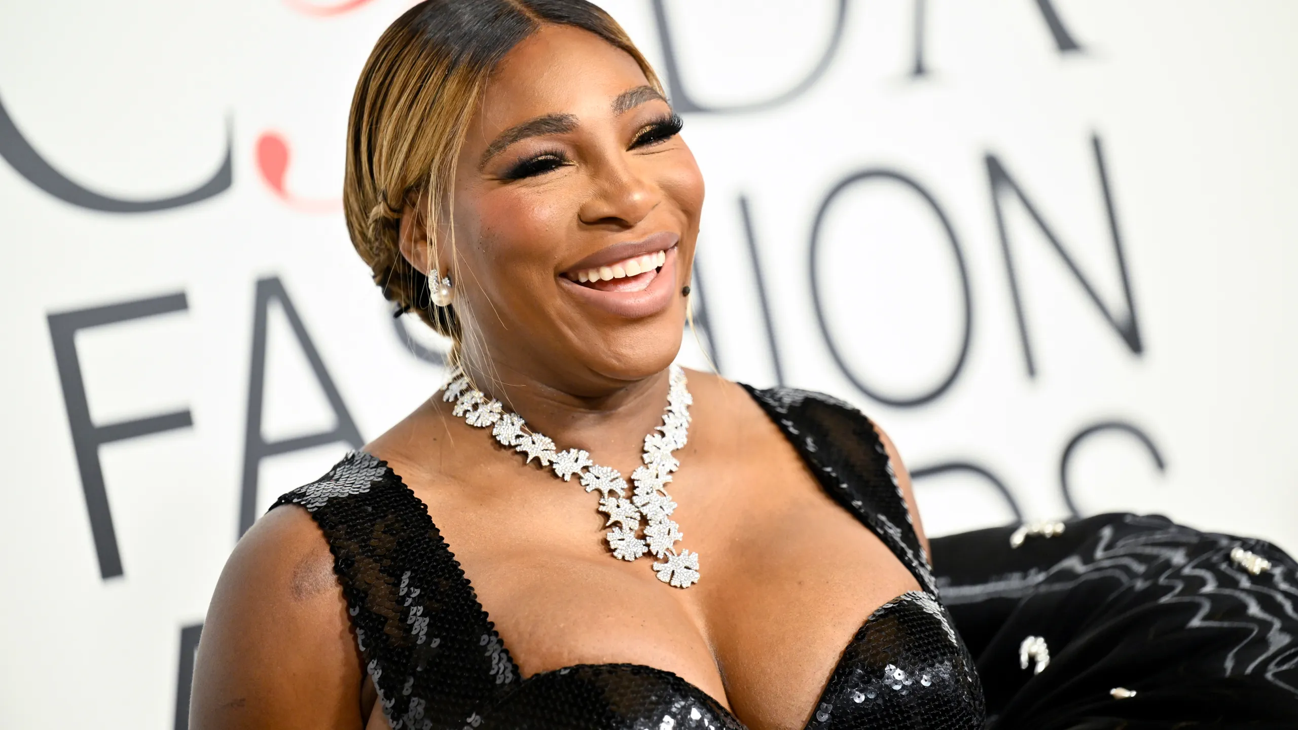 Serena Williams’ Reaction Sparks Buzz as Venus Debuts New Doubles Partner